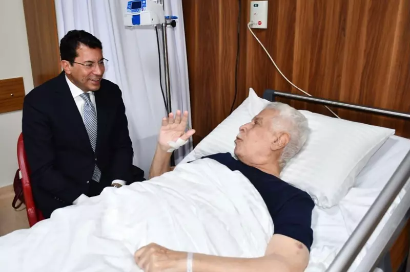 وزير الرياضة يطمئن على حالة حسن شحاتة